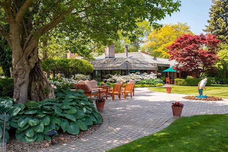 824 Lakeshore Village Of Grosse Pointe Shores, MI 48236