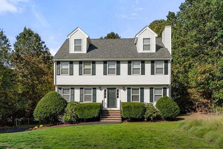 31 Germano Dr Tewksbury, MA 01876