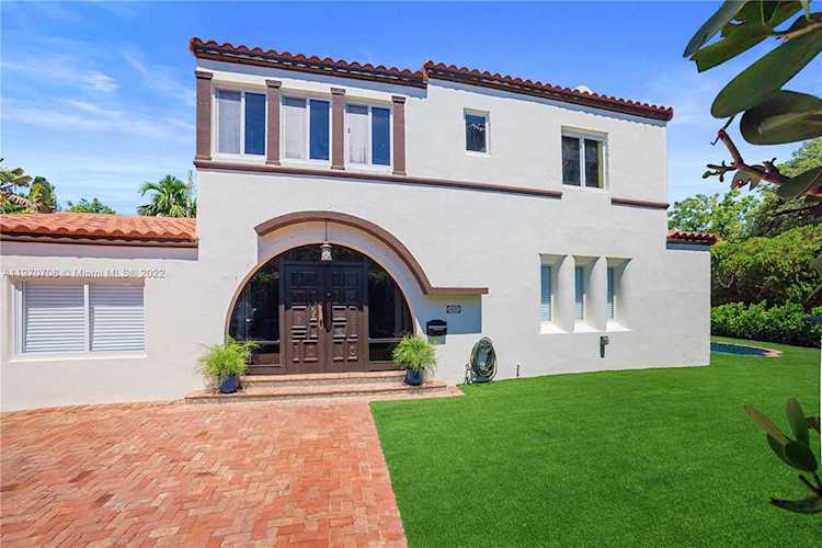 5000 Lakeview Dr Miami Beach, FL 33140