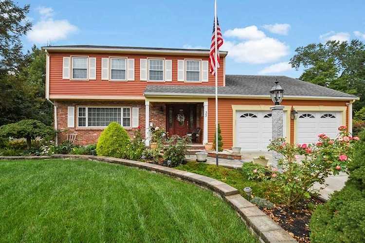 33 Old Farm Rd Reading, MA 01867