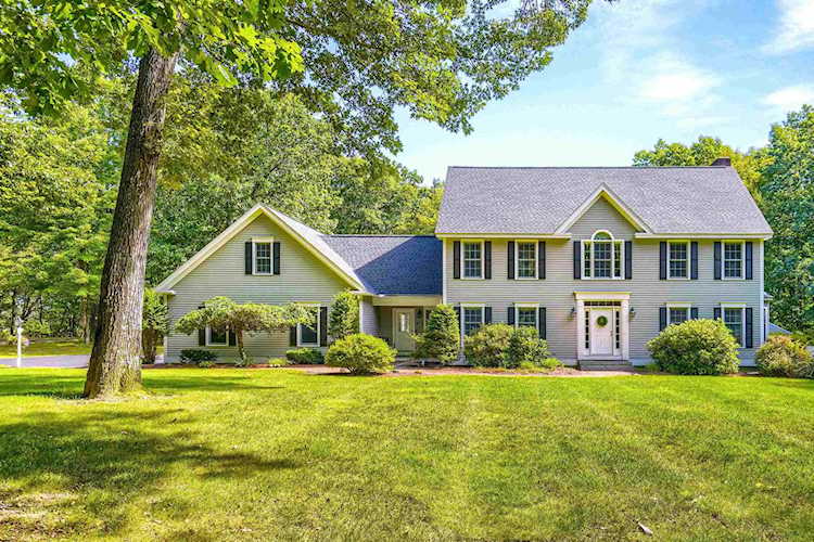 12 Whittemore Ln Amherst, NH 03031
