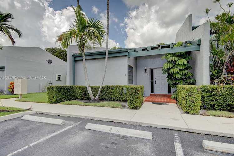 1064 NW 97th Ave #219 Pembroke Pines, FL 33024