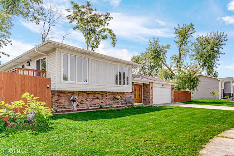 2205 Evergreen Ln Woodridge, IL 60517