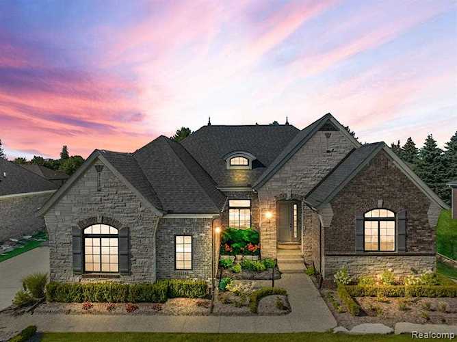 13517 Valencia Dr Shelby Twp, MI 48315