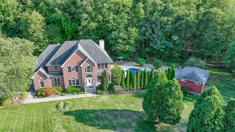 18 Paddock Knoll Rd La Grange, NY 12540