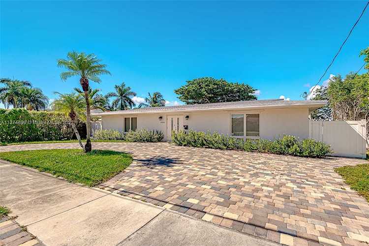 20950 NE 25th Ct Miami, FL 33180
