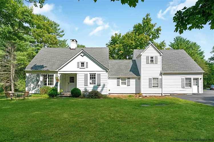 11 Edgewood Ln Woodstock, NY 12498