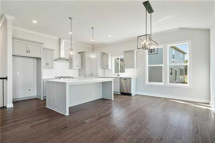 3212 SW Arbor Tree Dr Lee's Summit, MO 64082