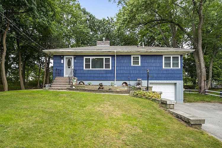 13 Ripley St Chelmsford, MA 01863