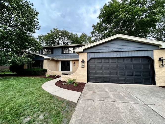 712 E Crabtree Dr Arlington Heights, IL 60004