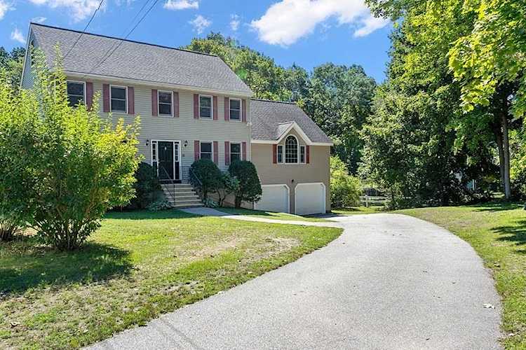 73 Newfield St Chelmsford, MA 01863