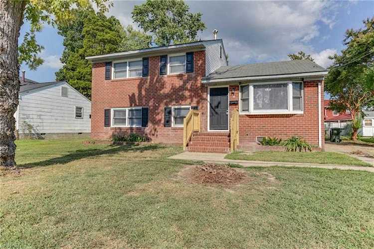 18 Briarwood Dr Hampton, VA 23666