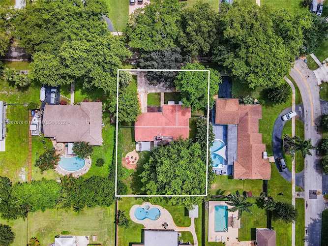 613 Garden Ct Plantation, FL 33317