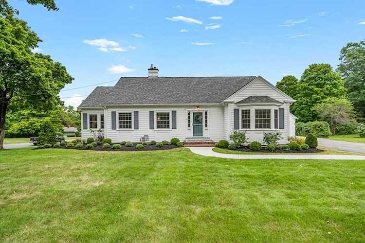 129 Lovejoy Rd Andover, MA 01810