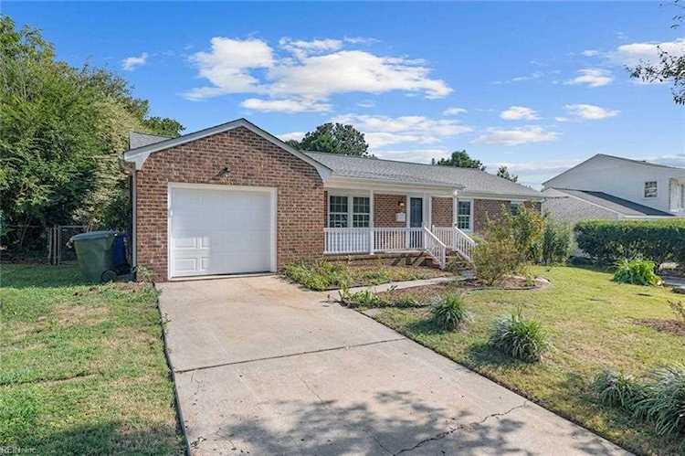 74 Shannon Dr Newport News, VA 23608