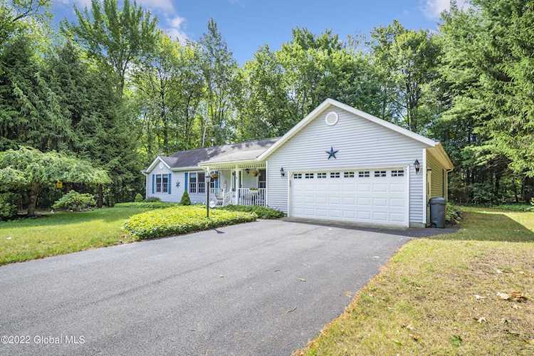 8 Kiliaen Way Halfmoon, NY 12065