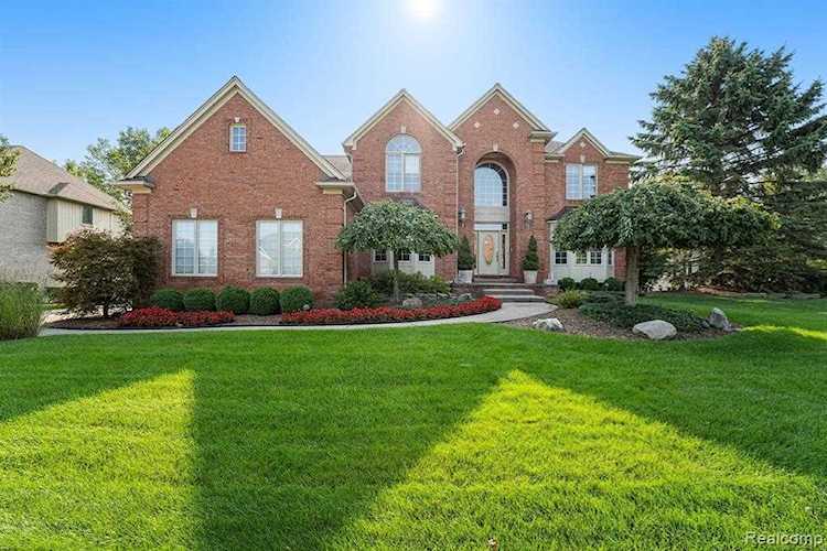 56296 Ashbrooke Shelby Twp, MI 48316