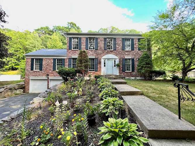 90 Reservoir St Shrewsbury, MA 01545