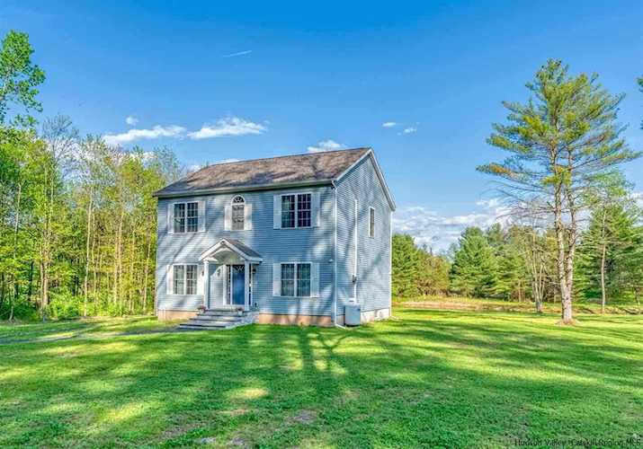 44 Pine Ln Saugerties, NY 12477