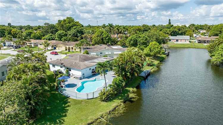 751 SW 54th Ave Margate, FL 33068