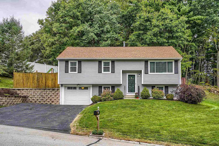 22 Holbrook Dr Nashua, NH 03062