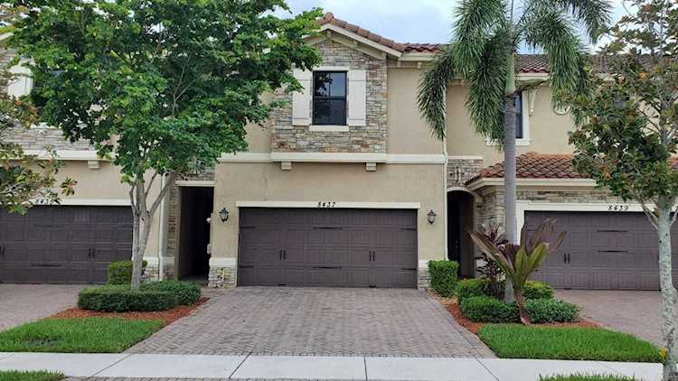 8437 Lakeview Trail Parkland, FL 33076