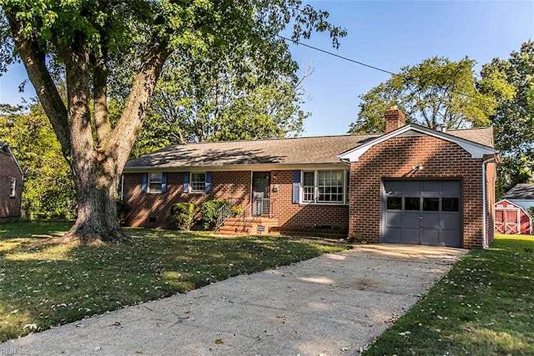 11 Frederick Dr Newport News, VA 23601