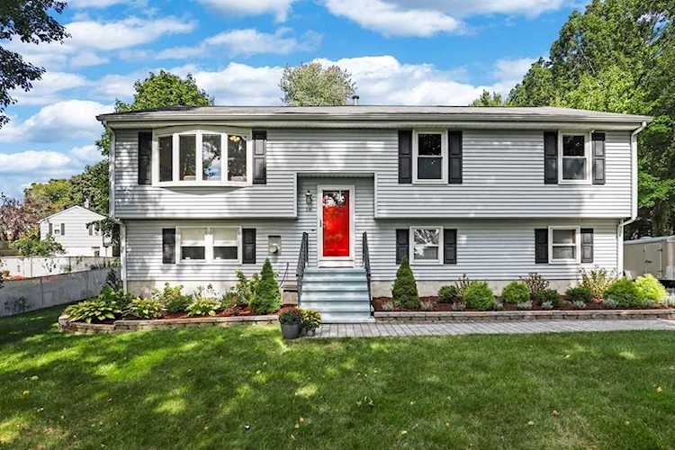 18 Aegean Ln Lowell, MA 01854