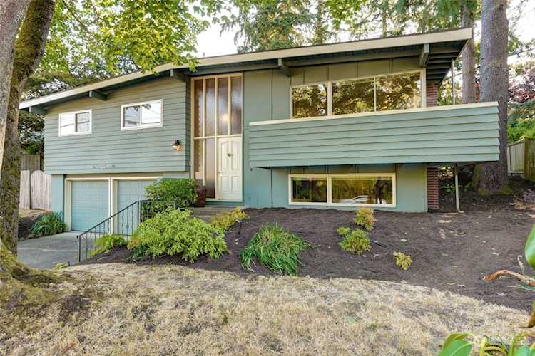 56 158th Place NE Bellevue, WA 98008