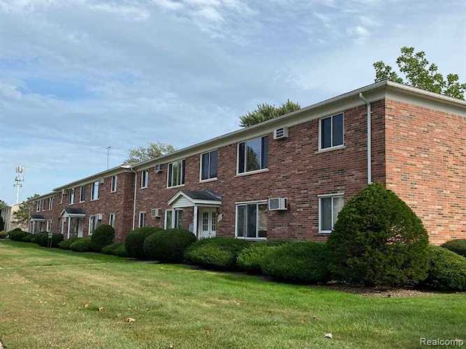 22204 E 11 Mile, Saint Clair Shores, MI 48081 in Maple Crest Apts|Macomb MLS# 60142793 Photo 1