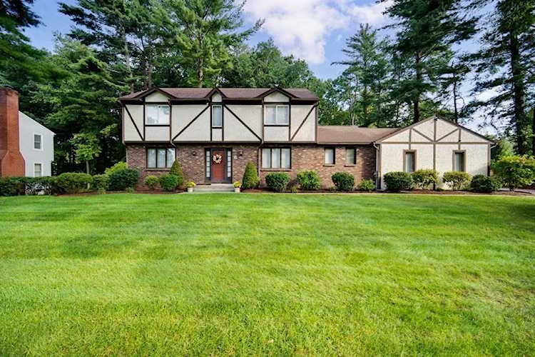 70 Canterbury Ln Longmeadow, MA 01106