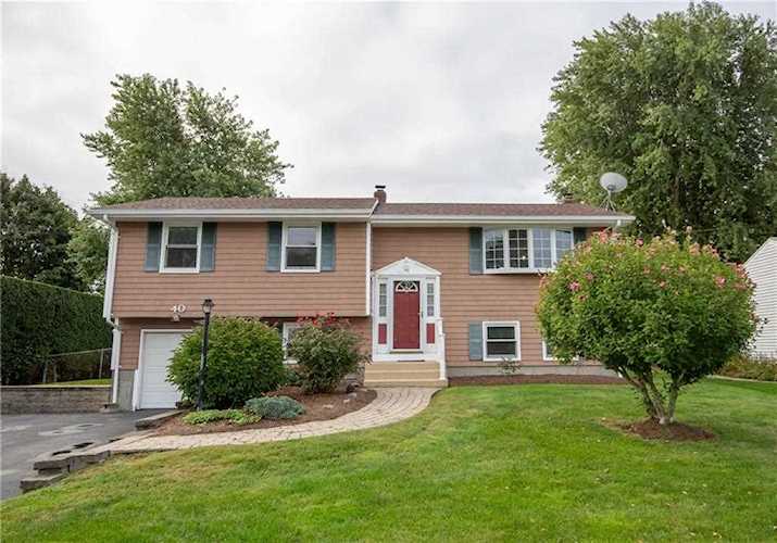 40 Squantum Dr Middletown, RI 02842