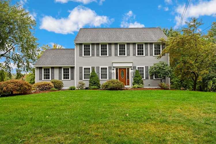 212 Pine Hill Rd Chelmsford, MA 01824