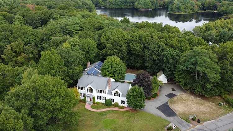 6 Beaumonts Pond Dr Foxboro, MA 02035