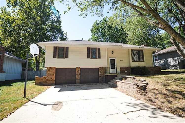 316 SE Gingerbread Ln Blue Springs, MO 64014