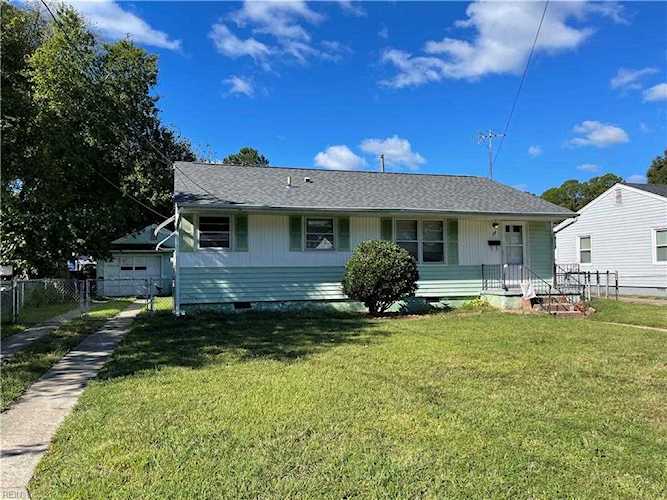 home for sale in Greenwood Farms Hampton VA 23666 - MLS 10458091 Photo 1