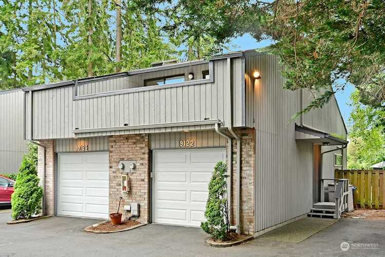 19122 Ballinger Way NE #122 Lake Forest Park, WA 98155