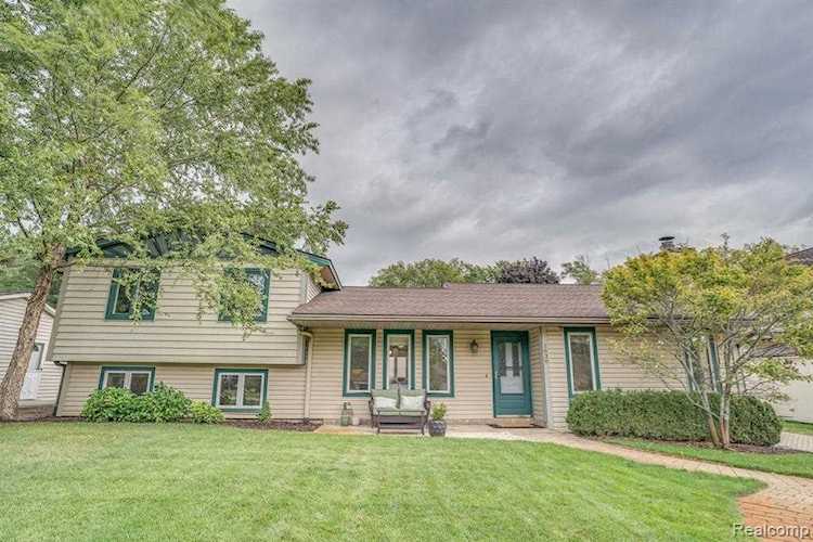 1630 Meadowlane Wolverine Lake, MI 48390