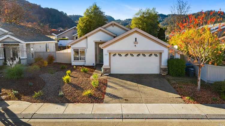 101 Gentle Breeze Way Cloverdale, CA 95425