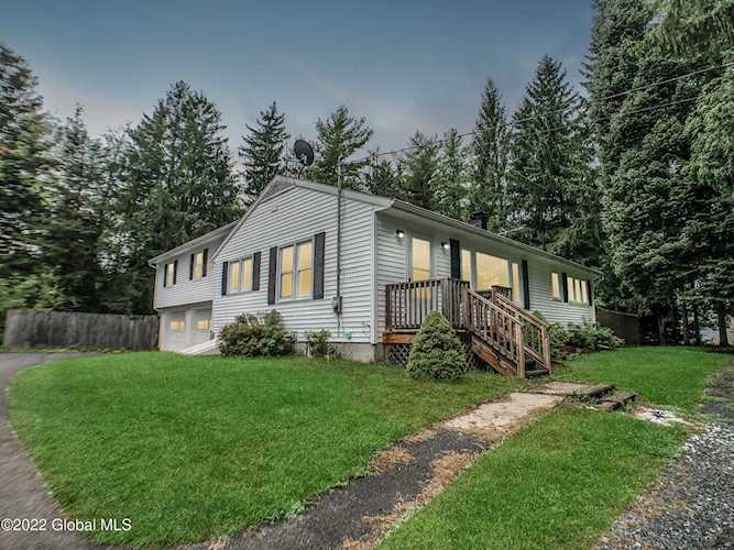 4052 River Rd Niskayuna, NY 12309