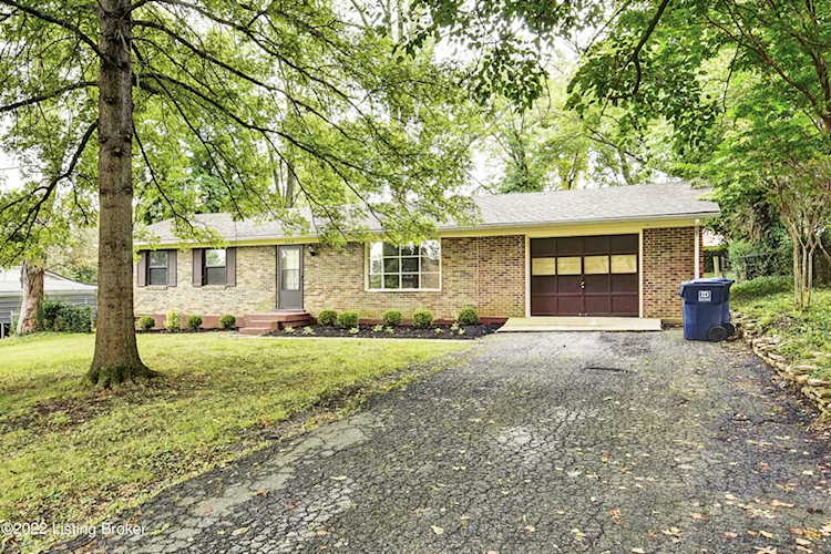 204 S Oak St La Grange, KY 40031