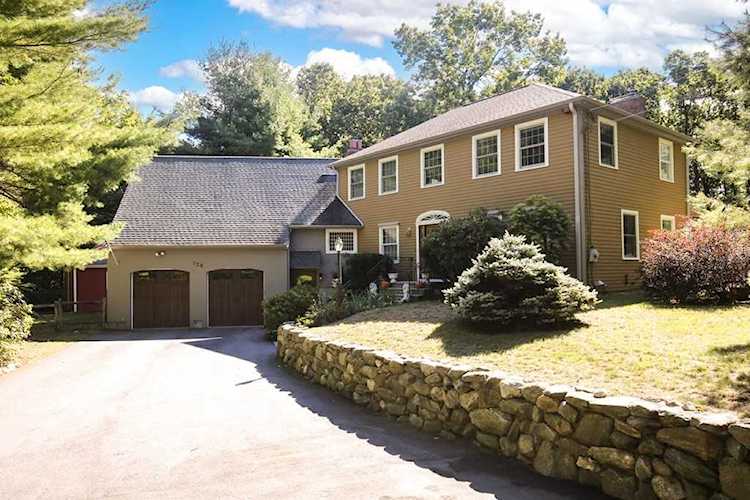 128 Reservoir St Shrewsbury, MA 01545