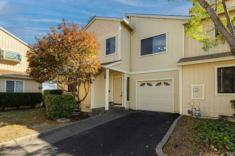 33 Acorn Circle Petaluma, CA 94952