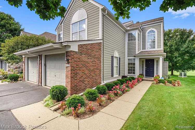 1937 Eagle Pointe, Bloomfield Hills, MI 48304 in Collinwood Village Occpn 581|Oakland MLS# 60145174 Photo 1