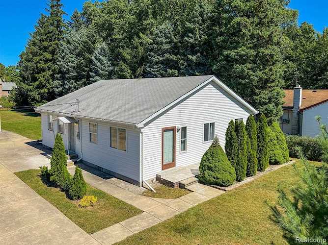 6011 Stacy Sterling Heights, MI 48314