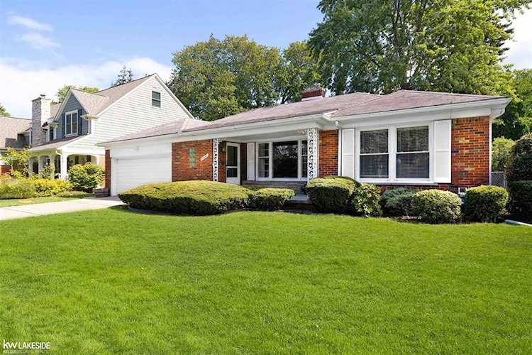 20564 Fairway Ln Grosse Pointe Woods, MI 48236