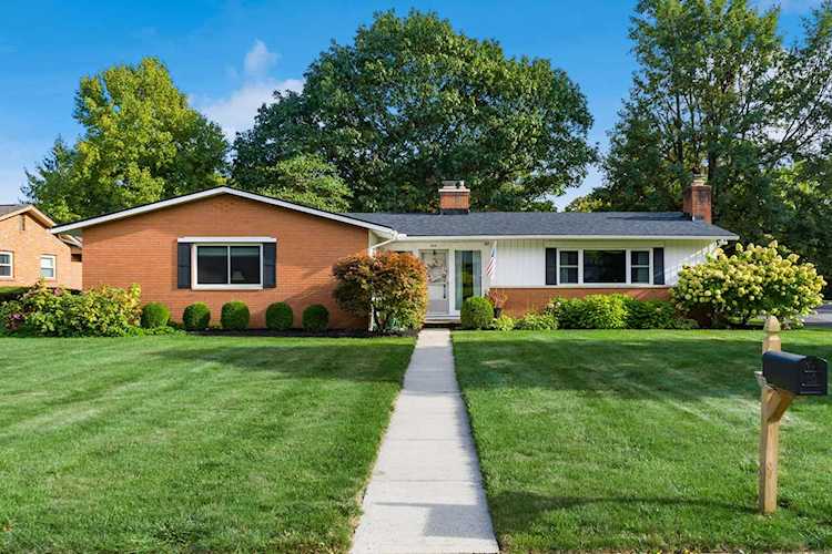915 Greenridge Road Columbus, OH 43235 | MLS 222035971 Photo 1