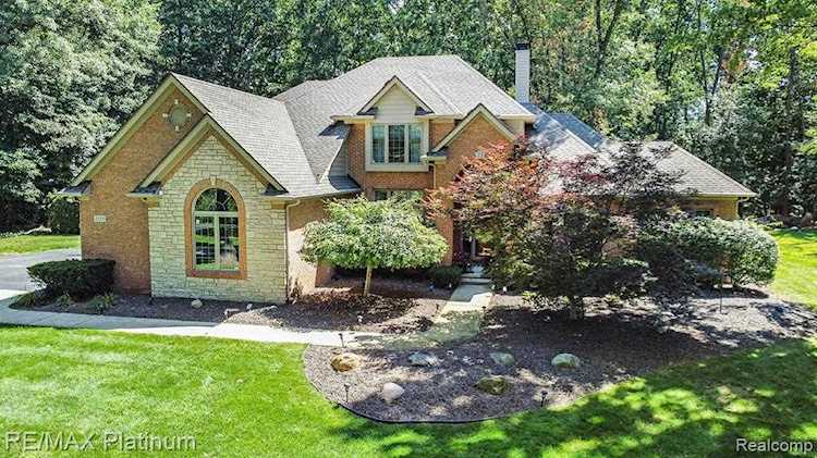 2125 Canterwood Highland, MI 48357