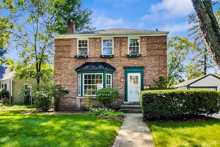 2 Mohawk Dr Clarendon Hills, IL 60514