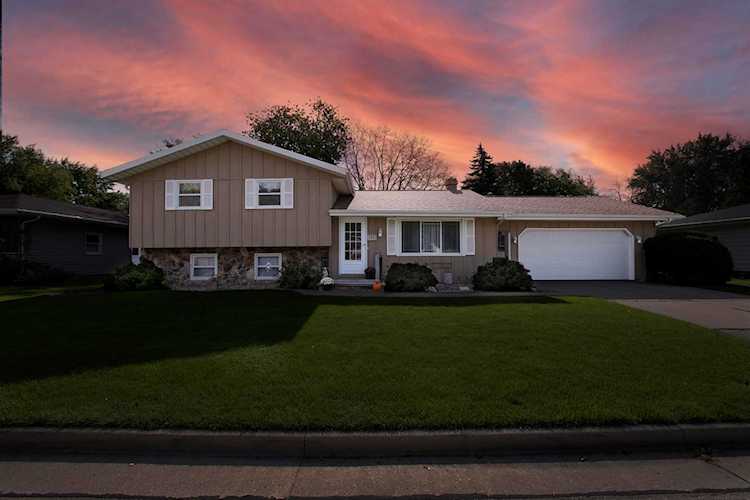 1137 Woodland Dr Menasha, WI 54952